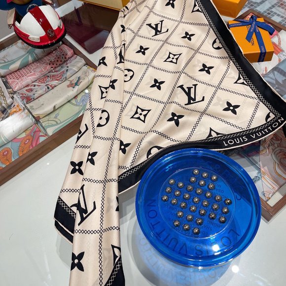 💎✨AUTHENTIC✨💎Louis Vuitton scarf - Picture 2 of 7